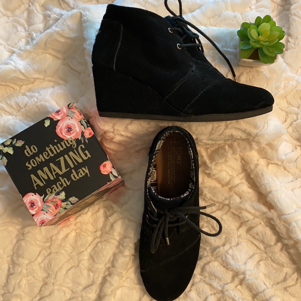 Toms Black lace-up ankle booties in suede.